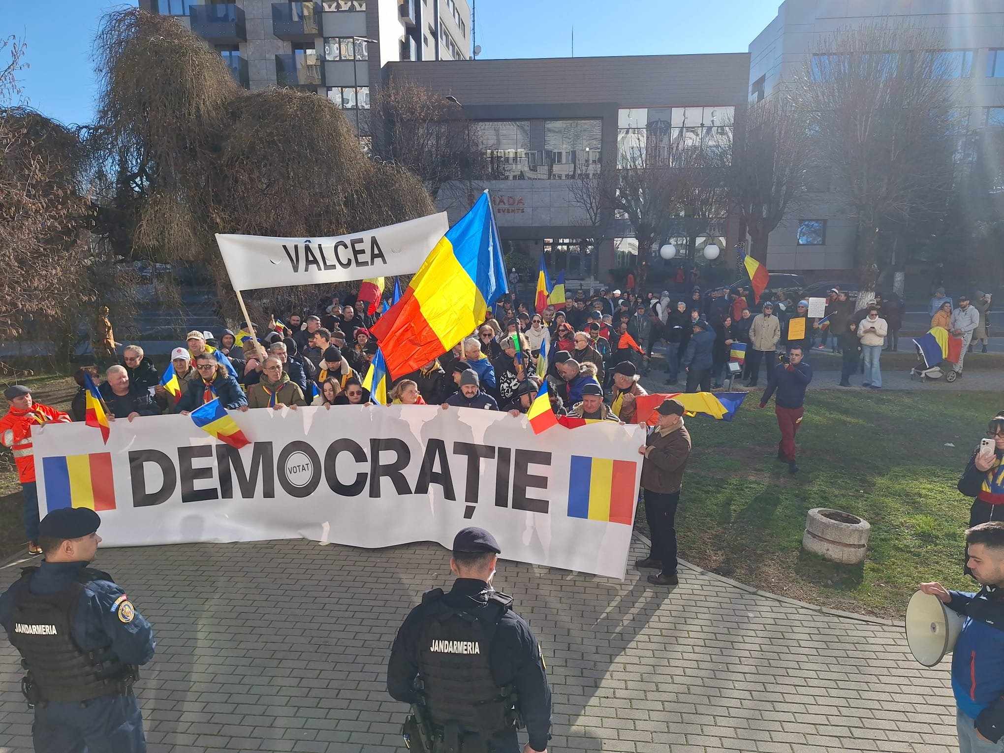 FOTO Protest AUR la Vâlcea pentru libertate democrație și reluarea