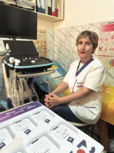 Image d'une femme effectuant une mammographie
